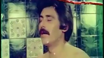 터키 커플이 열정적인 키스와 감각적인 플레이를 즐깁니다