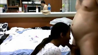 아시아 미인들이 뜨거운 섹스를 즐기는 모습