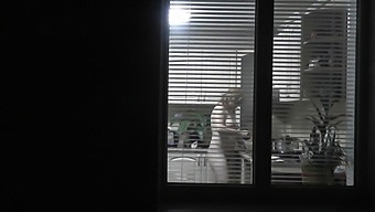 Um Vizinho Voyeurista Vislumbra Sua Esposa Seduzida Cozinhando Nua
