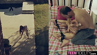 갈색 미인 아바 파커가 하드코어 본딩 섹스를 즐깁니다