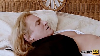Hd-Video Av En Blond Tonåring Som Blir Påkommen För Att Vara Otrogen Med Brudgummens Pappa