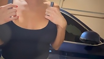 나는 큰 엉덩이를 가지고 있고 내 이웃이 나를 번식 시키게하고 그의 정액을 마셔야했다.